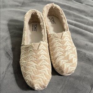 TOMS Women's Cream and Tan Textured Loafers